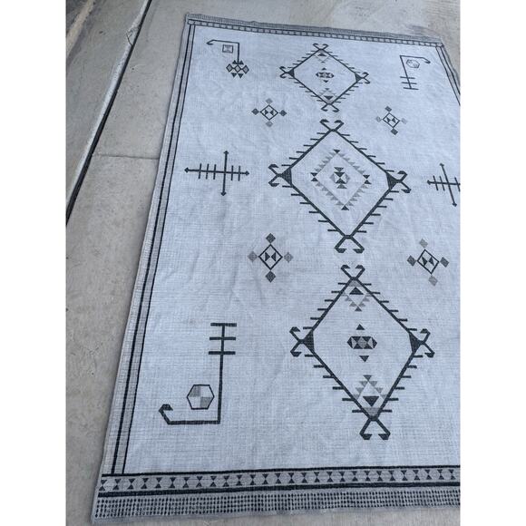 Ruggable Damali Black & White Rug 6 x 9’ -flatweave cover only - Picture 7 of 9